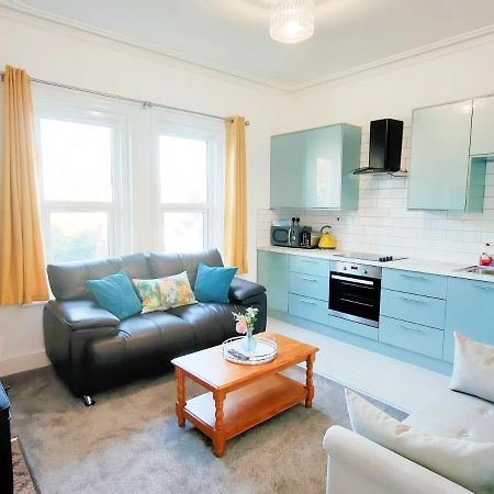 Flat-C, 4 Adults, 20 Mins To Beach, Netflix, Wifi, Sleeps 4 Adults Bournemouth Luaran gambar