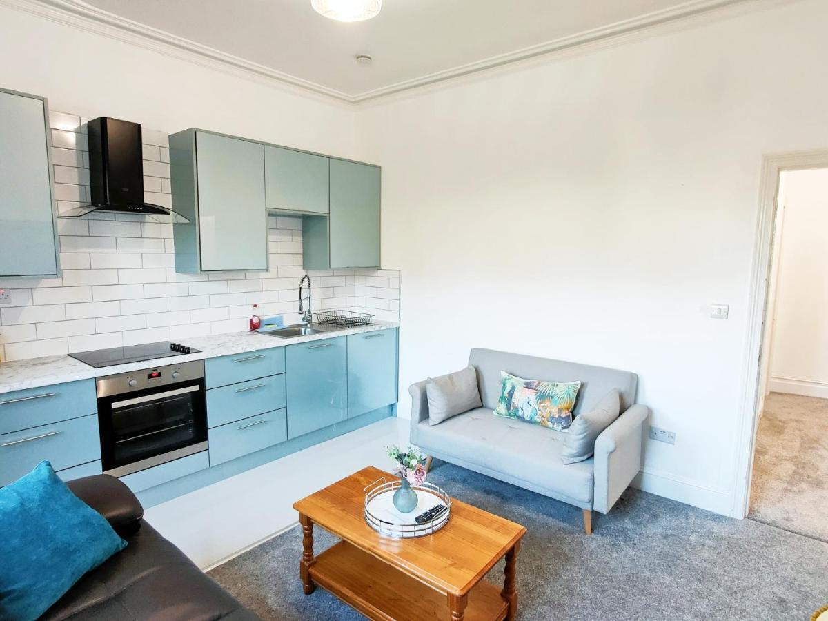 Flat-C, 4 Adults, 20 Mins To Beach, Netflix, Wifi, Sleeps 4 Adults Bournemouth Luaran gambar