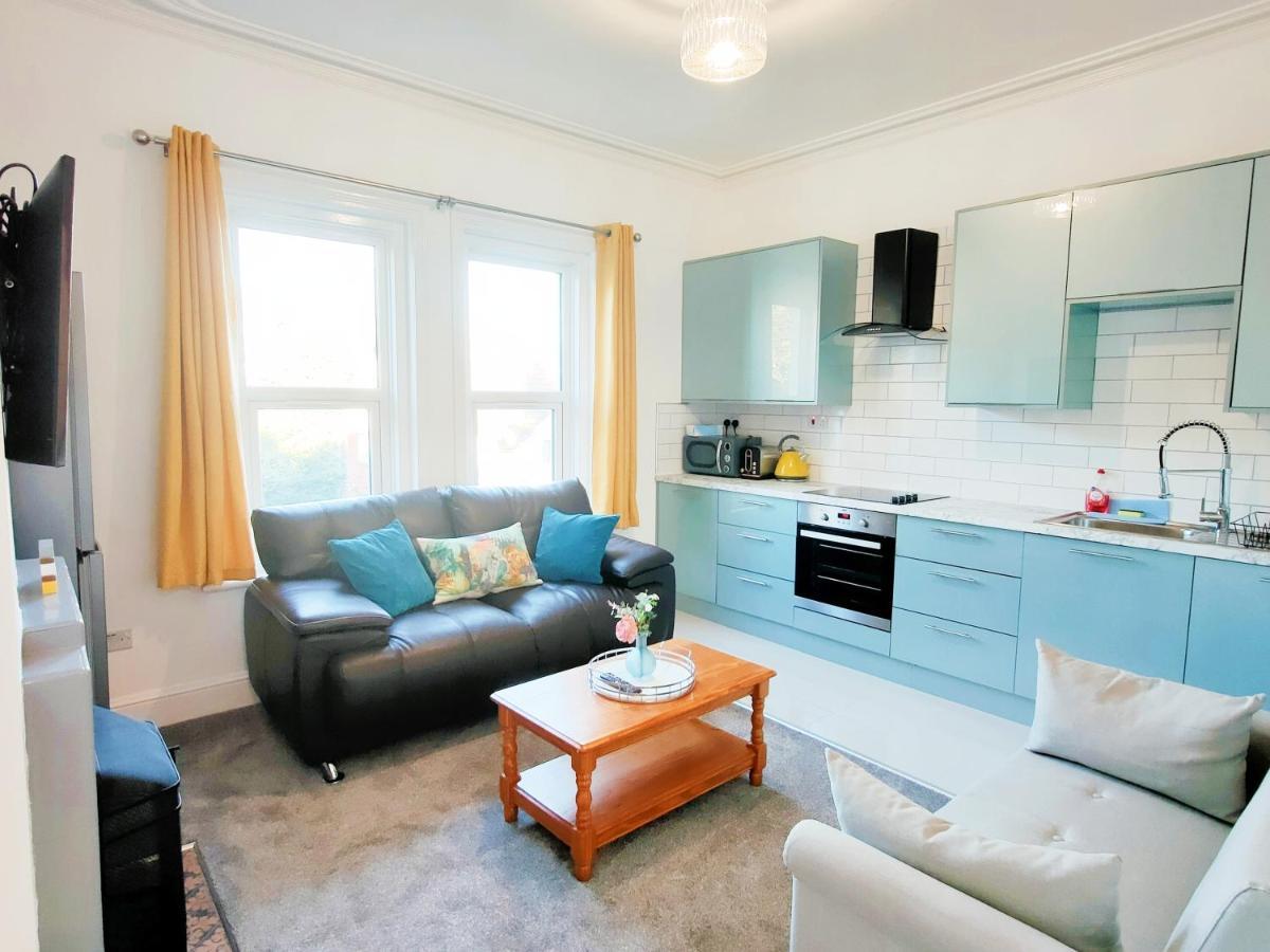 Flat-C, 4 Adults, 20 Mins To Beach, Netflix, Wifi, Sleeps 4 Adults Bournemouth Luaran gambar