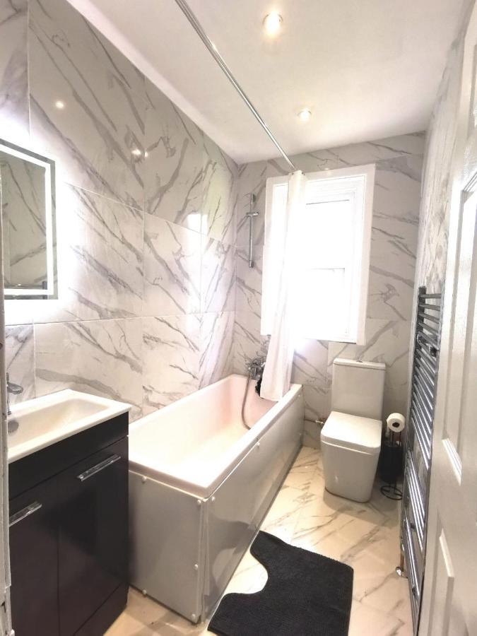 Flat-C, 4 Adults, 20 Mins To Beach, Netflix, Wifi, Sleeps 4 Adults Bournemouth Luaran gambar