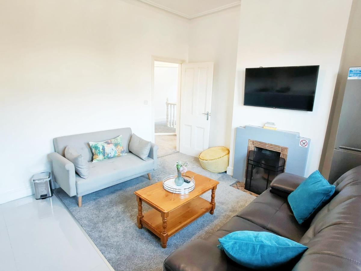 Flat-C, 4 Adults, 20 Mins To Beach, Netflix, Wifi, Sleeps 4 Adults Bournemouth Luaran gambar