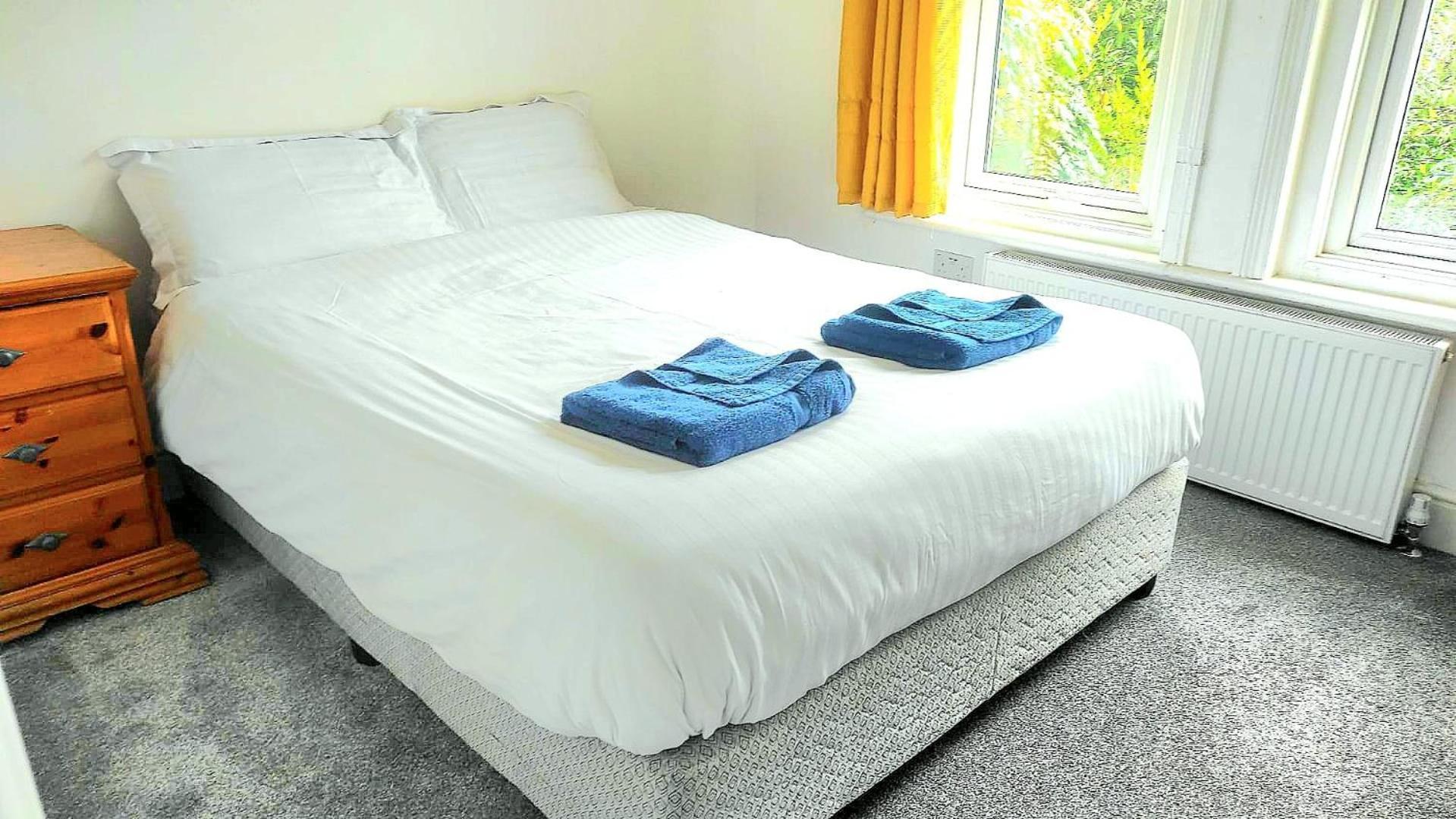 Flat-C, 4 Adults, 20 Mins To Beach, Netflix, Wifi, Sleeps 4 Adults Bournemouth Luaran gambar